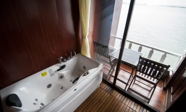 Suite bathtub w jacuzzi_