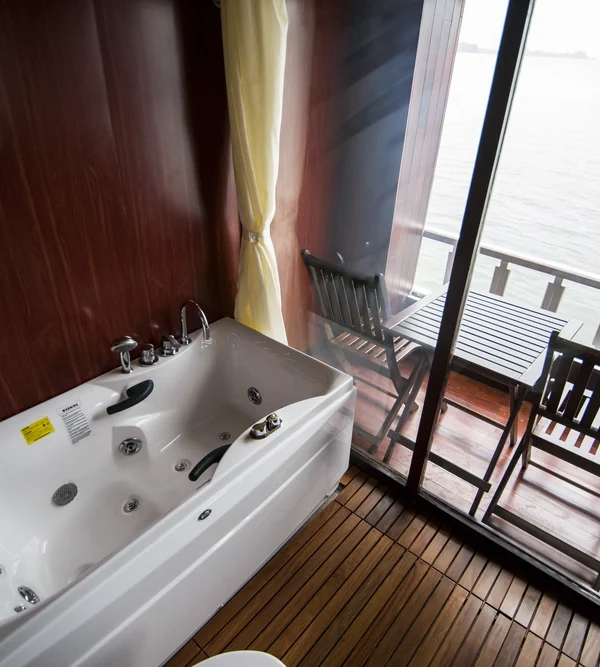 Suite bathtub w jacuzzi_