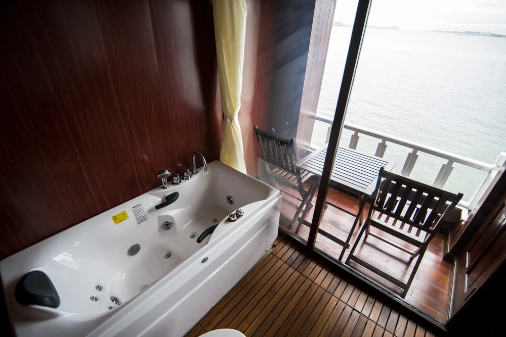 Suite bathtub w jacuzzi_