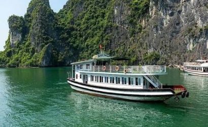 Bateau de croisière naviguant dans la baie.