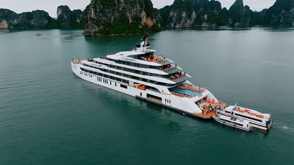 Grand yacht de luxe ancré dans la baie.   