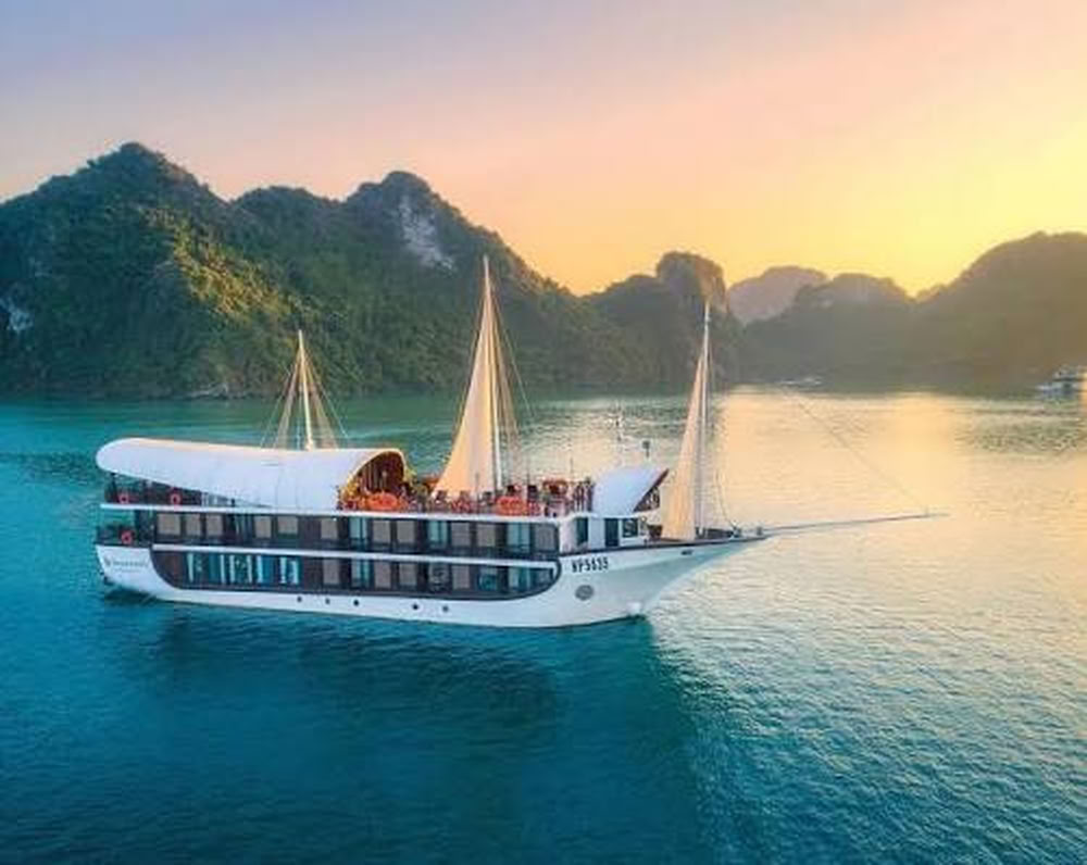 Voilier de croisière au coucher du soleil.
