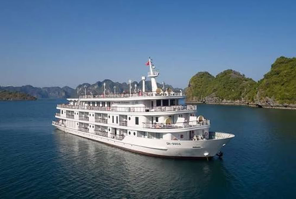 Voilier de croisière au coucher du soleil.