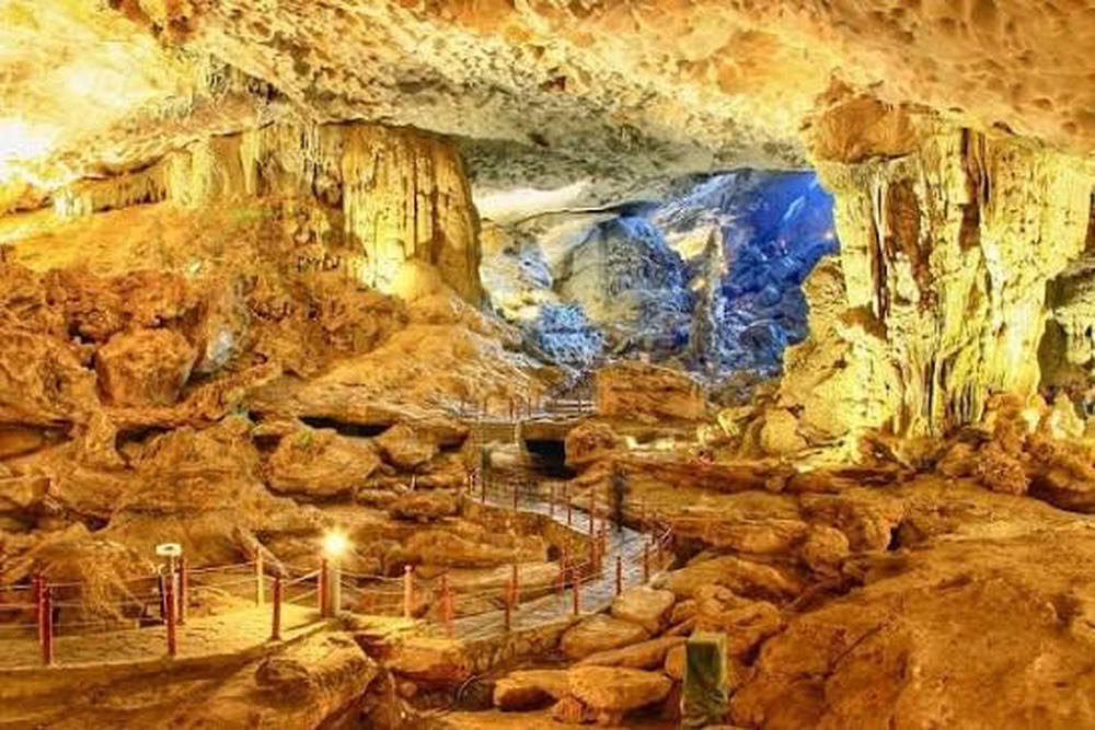 La vaste cavité éclairée de la grotte Sửng Sốt, l'une des plus spectaculaires de la baie de Hạ Long.