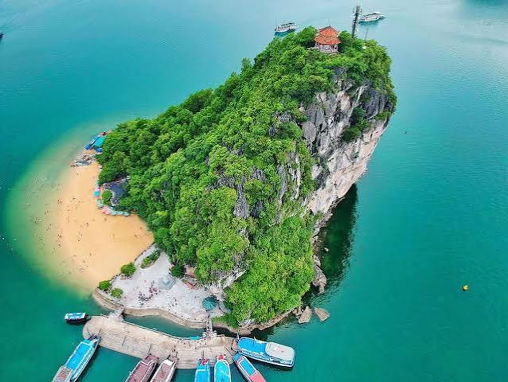Vue aérienne panoramique de l'île Ti Tốp.