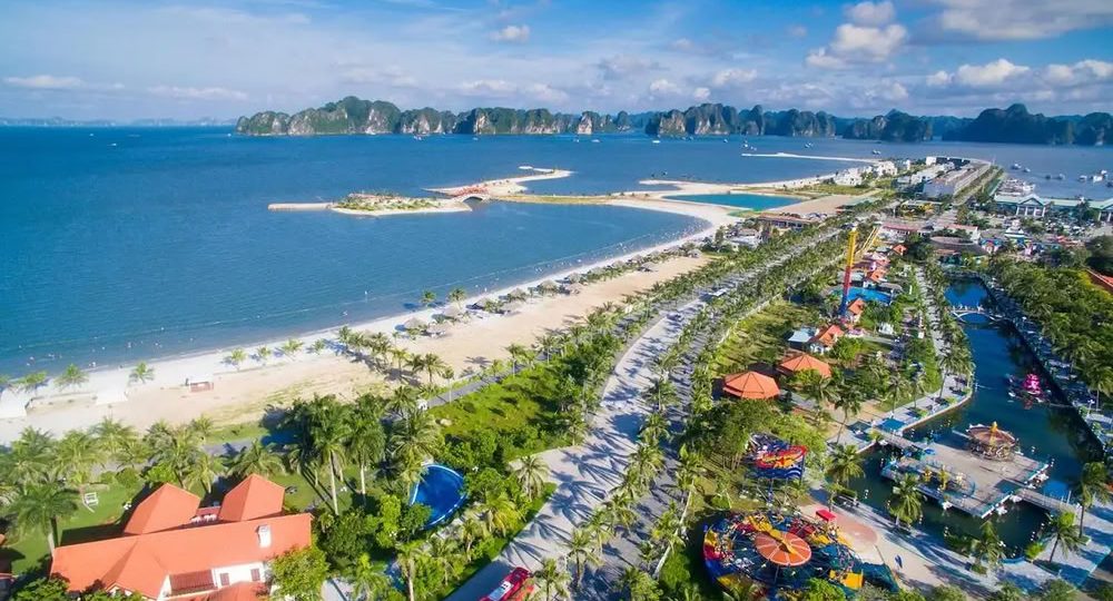 Le vaste complexe balnéaire et divertissant de l'île de Tuần Châu bordé par les eaux de la baie.
