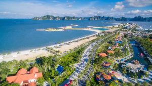 Le vaste complexe balnéaire et divertissant de l'île de Tuần Châu bordé par les eaux de la baie.
