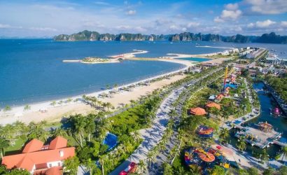 Le vaste complexe balnéaire et divertissant de l'île de Tuần Châu bordé par les eaux de la baie.