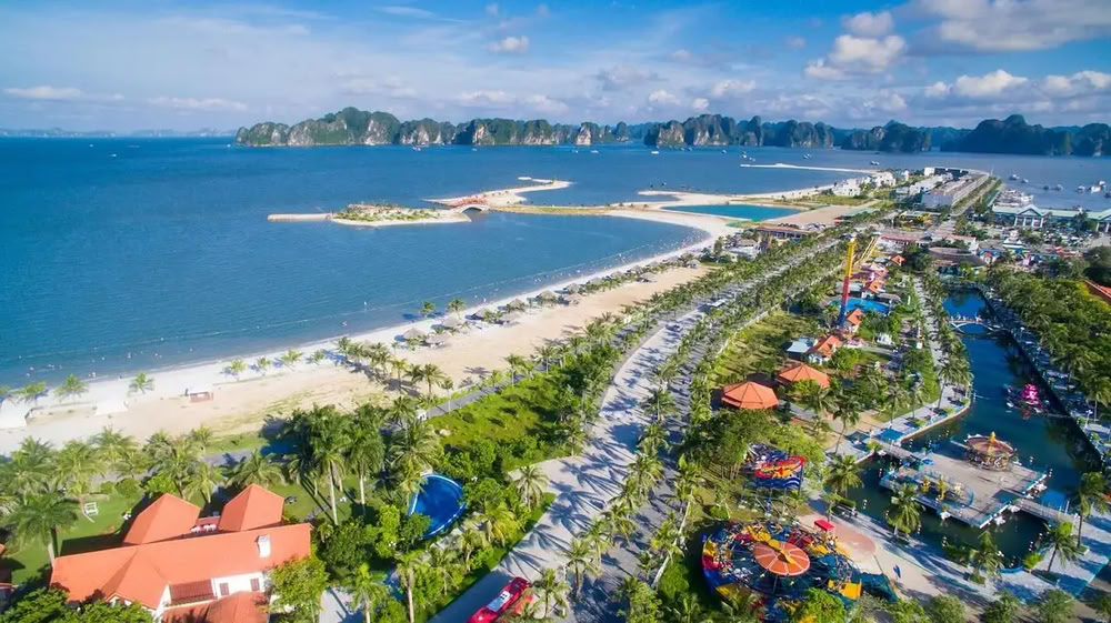 Le vaste complexe balnéaire et divertissant de l'île de Tuần Châu bordé par les eaux de la baie.